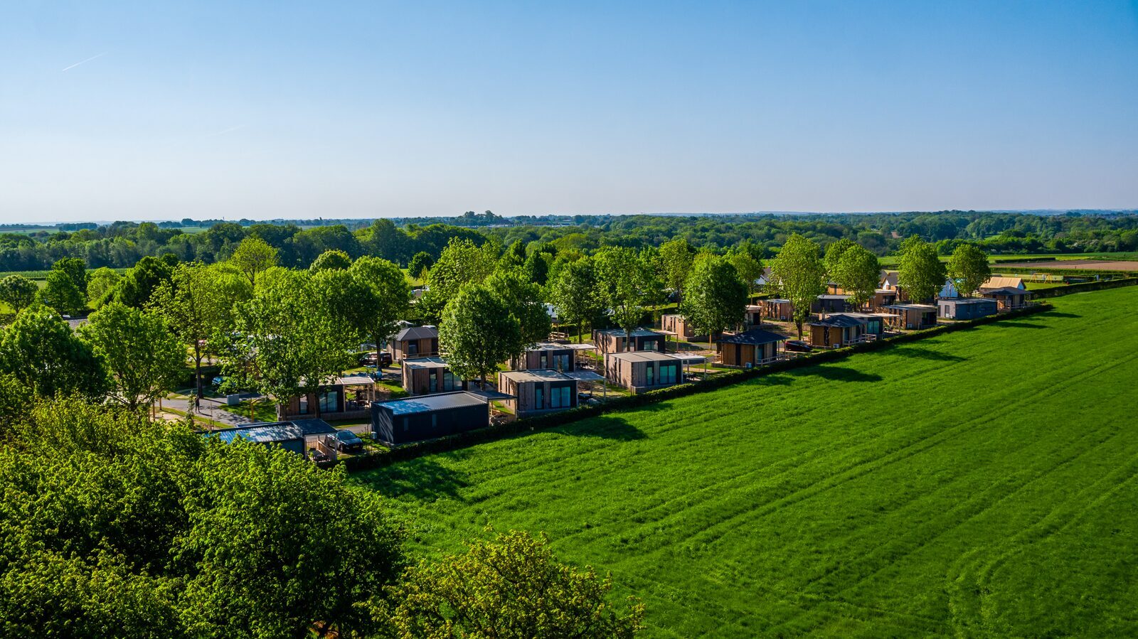 Luchtfoto van EuroParcs Poort van Maastricht in het groene heuvellandschap bij Berg en Terblijt